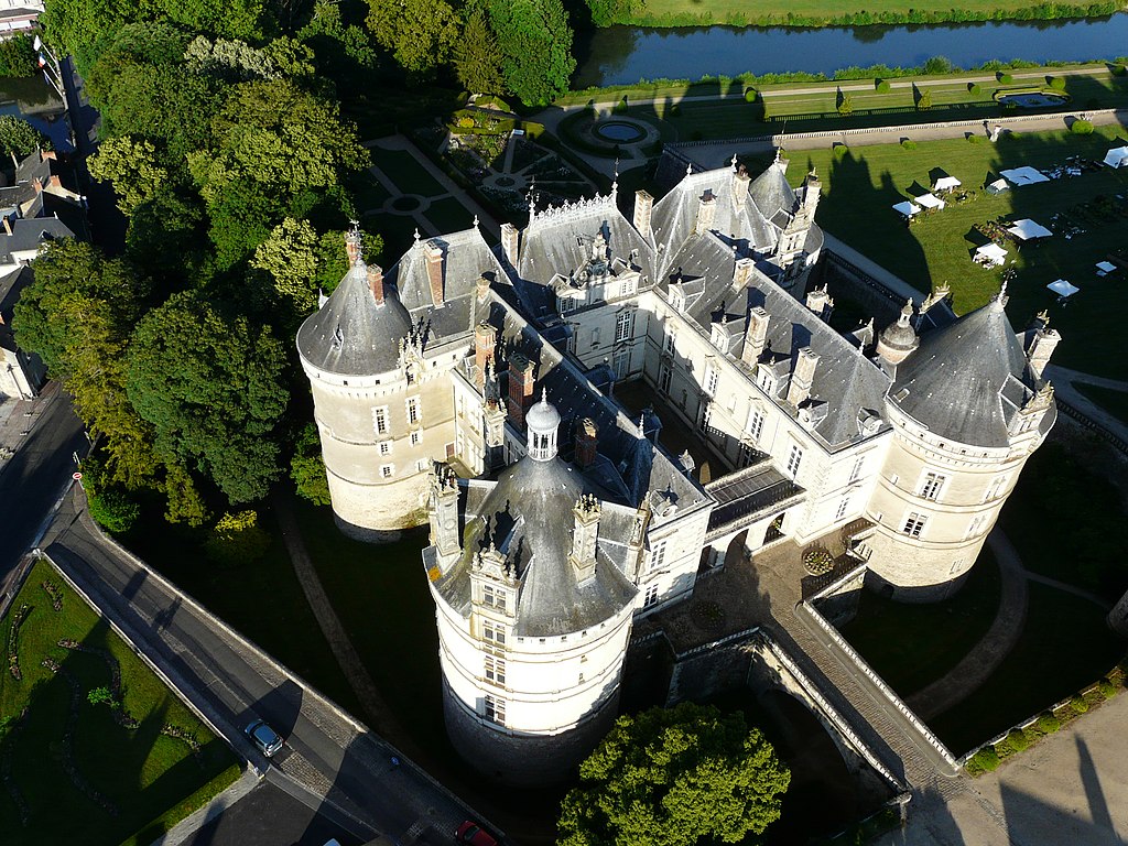 Vista aérea del Château du Lude con sus torres, murallas y patio en Glenloir