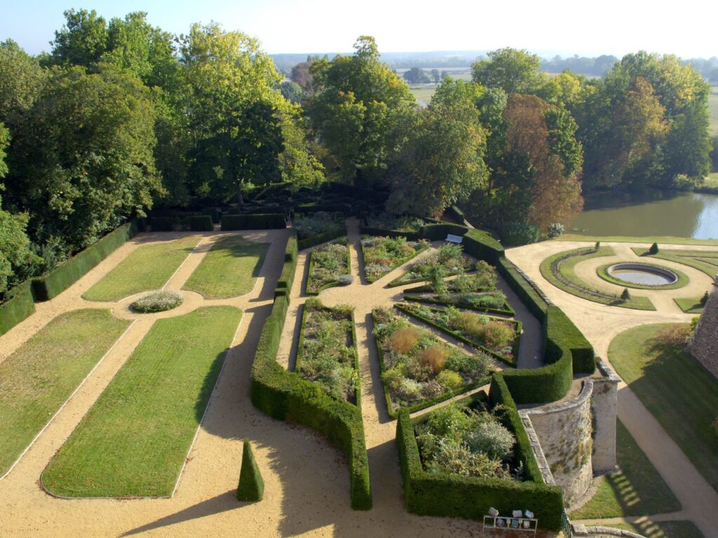 Château du Lude Loir Valley terraza jardín desde arriba con macizos de flores geométricas formales y caminos de grava