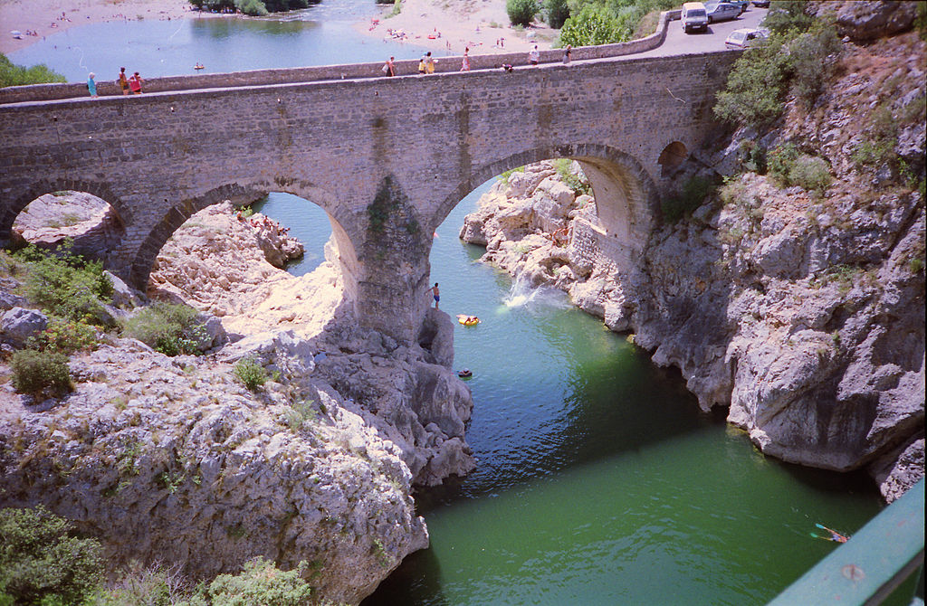 Mirando hacia abajo en la piedra medieval Puente del Diablo (pont du Diable) en el Camino del Peregrino en Francia