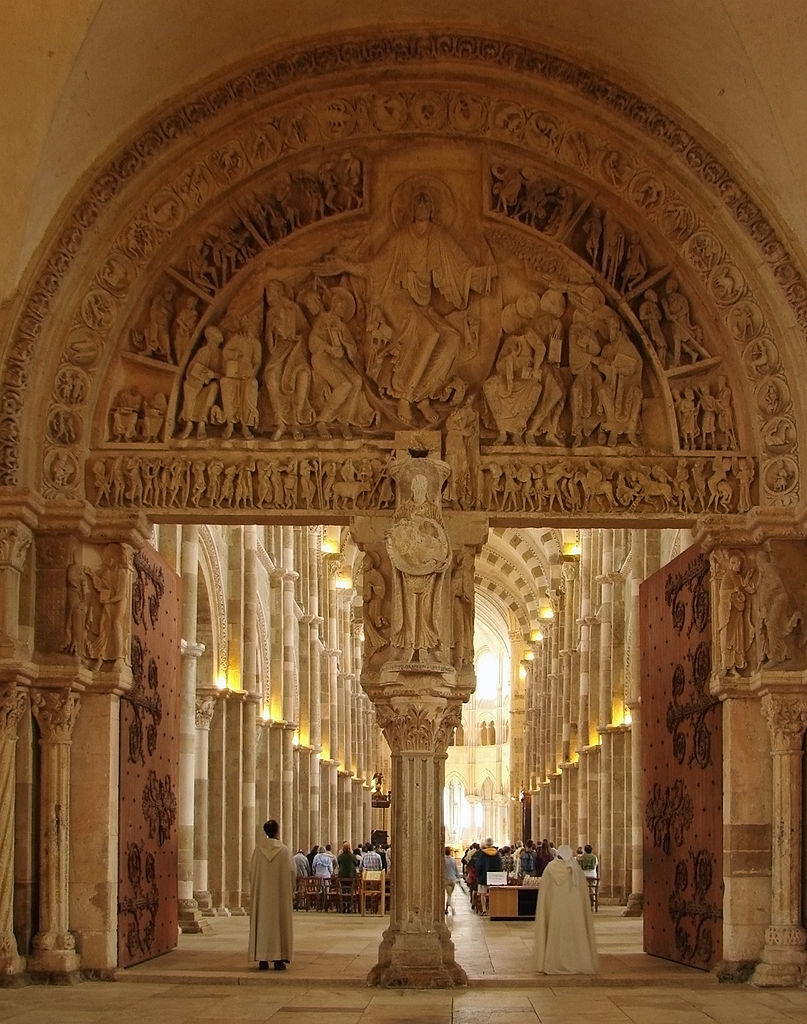 En el interior de la basílica de Vezelay mirando a través del tímpano interior tallado con Cristo y fiures en el cuerpo humano estirado