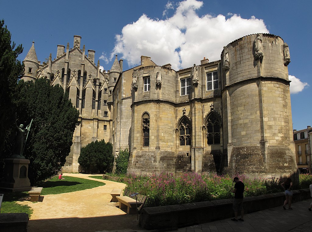 Viejos edificios de piedra amarilla en Poitiers