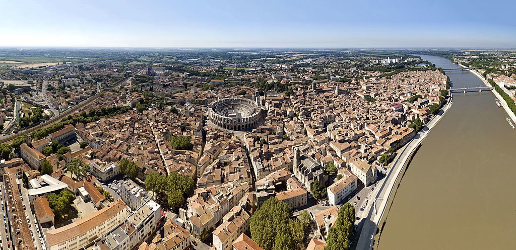 Arles desde el aire con el teatro romano circular