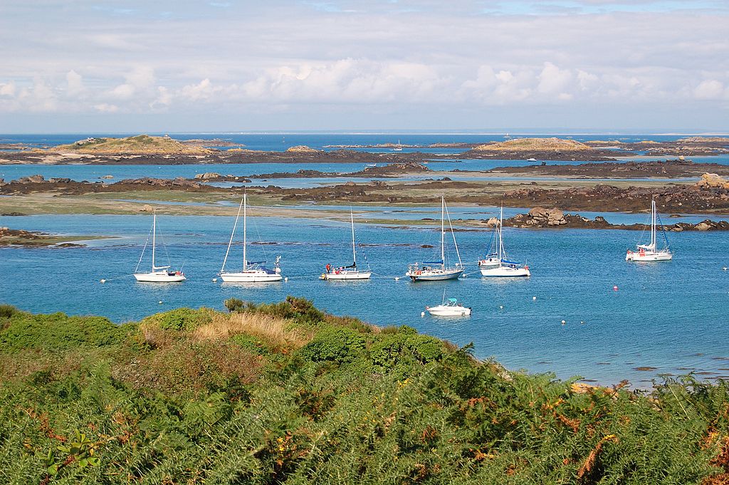 Chauseyisland Normandía Francia desde cabecera mostrando barcos fondeados delante con más cabeceras y puertos marítimos detrás