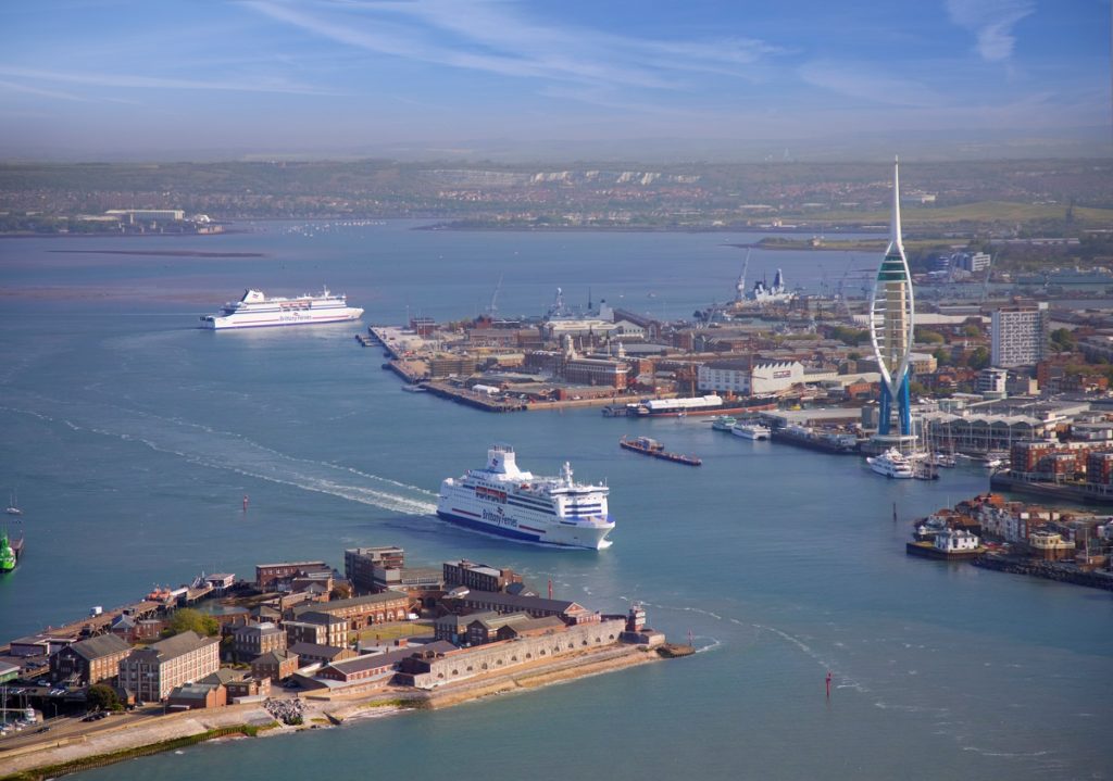 Brittany Ferries Cap Finisterre saliendo de Portsmouth navegando entre cabecera y ciudad