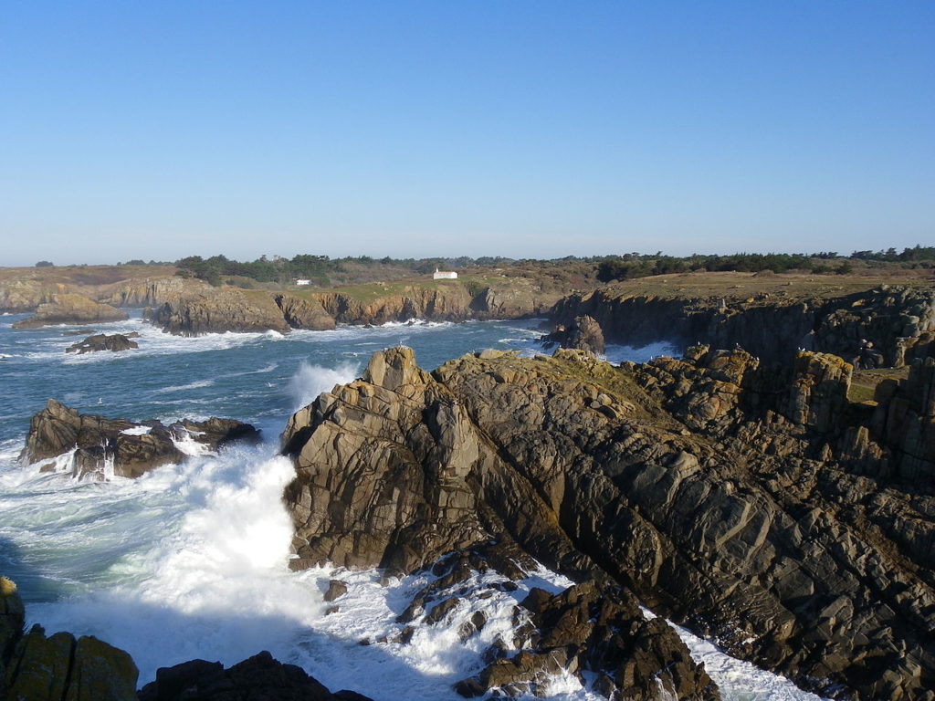 Ile d'Yeu mirando el mar embravecido alrededor de promontorios rocosos