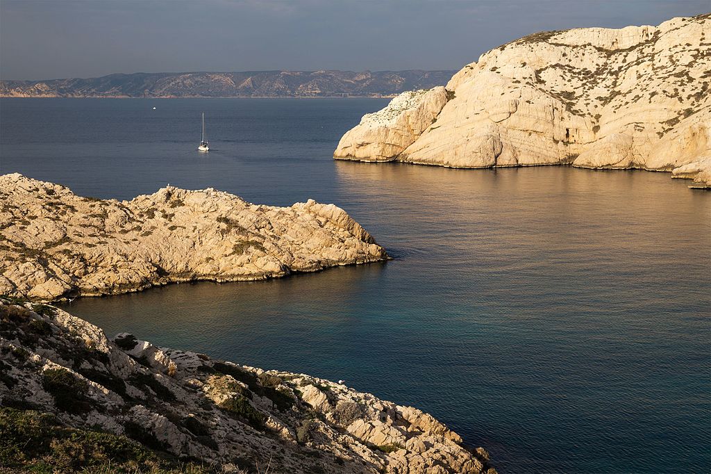 Ratonneau Calanque isla francesa en el Mediterráneo que muestra afloramientos rocosos en un mar azul en calma