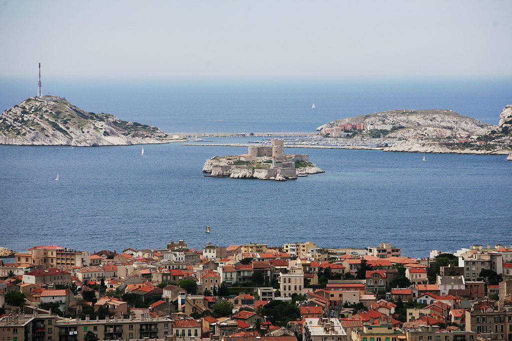 Chateau d'If en la isla rocosa cerca de Marsella con vistas desde la colina de Marsella, el mar, la isla de If y otras dos islas rocosas de Frioul detrás