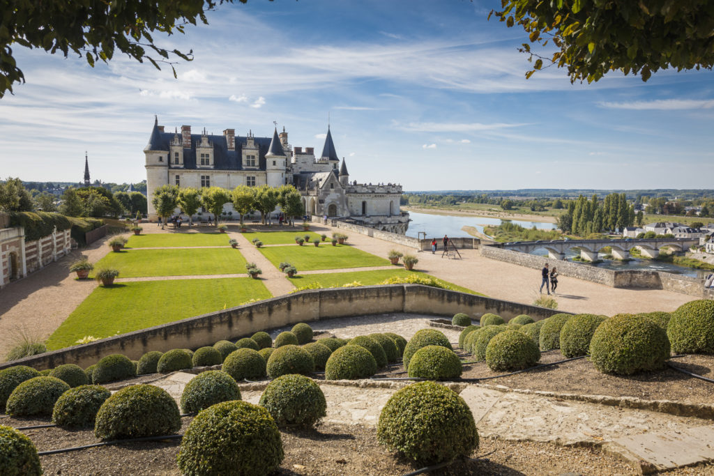 Royal Amboise Chateau en el fondo con vistas al Loira con jardines formales en primer plano