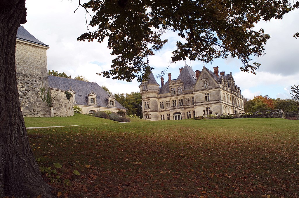 Vista en ángulo del Château de la Bourdaisiere desde la parte inferior del parque/jardín mirando hacia el edificio de piedra