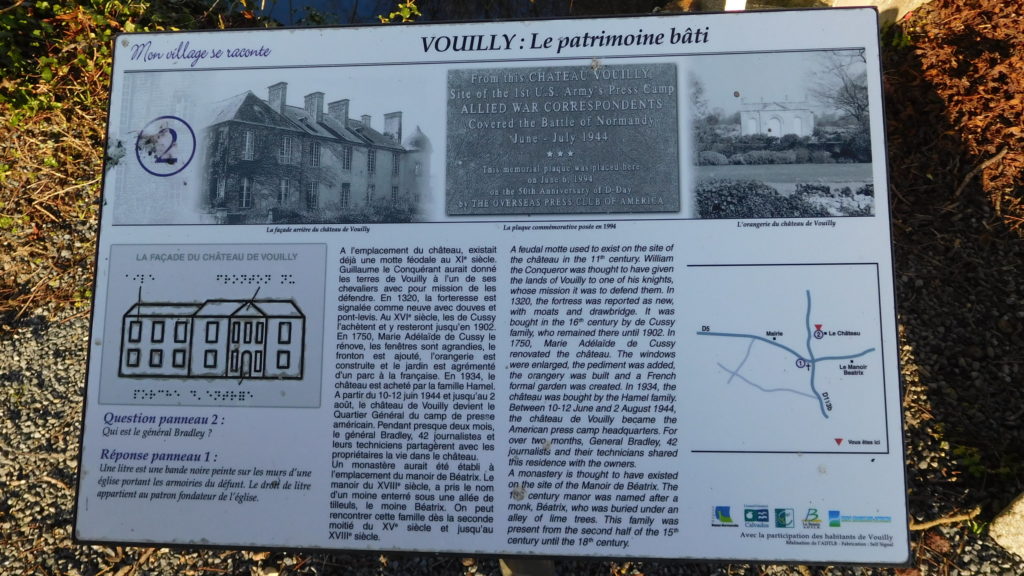 Cartel del parque Chateau de Vouilly sobre la historia y los corresponsales de guerra de la Segunda Guerra Mundial