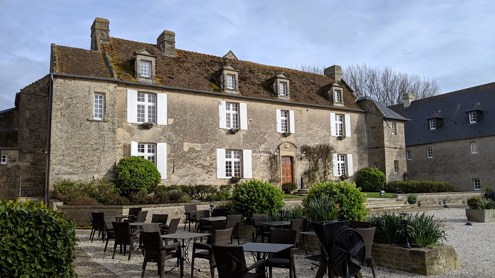 Exterior de una gran casa señorial de piedra gris en la Ferme de la Rançonnière 