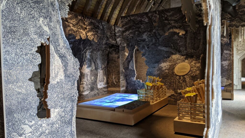 Château de Baugé en una antigua sala con un enorme techo de madera y exhibiciones que muestran la caza en la Edad Media