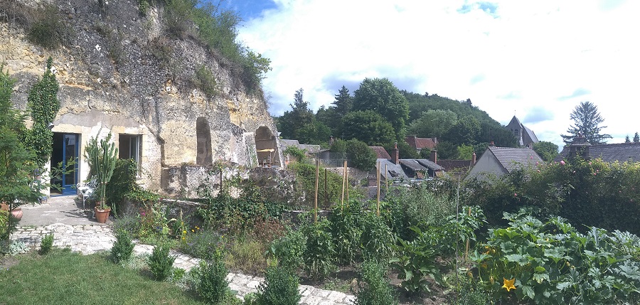 Cuevas trogloditas en rocas convertidas en casas con jardines delanteros