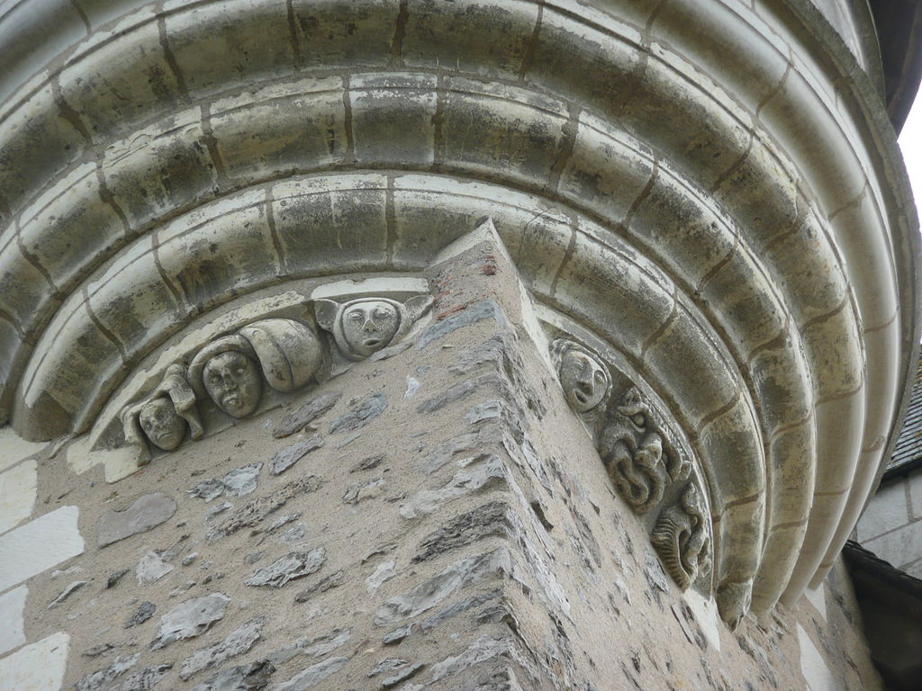 Château de Baugé mirando hacia el mojón con fachadas talladas en piedra