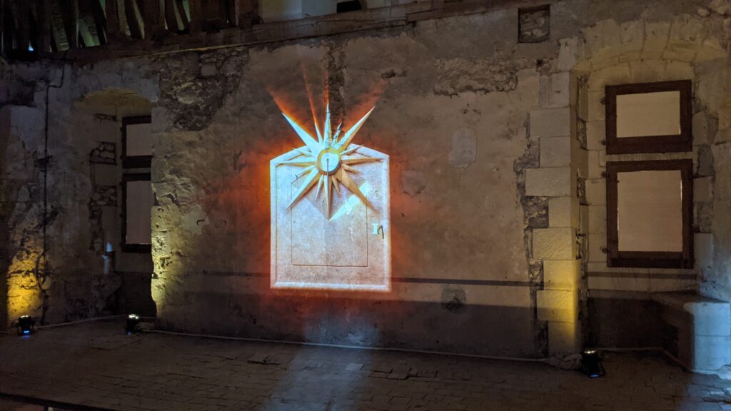 Château de Baugé con paredes desnudas en una habitación de castillo medieval con luz que brilla en la pared