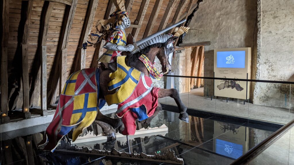 Château de Baugé Loir Valley modelo a escala completa de un caballero a caballo en el techo