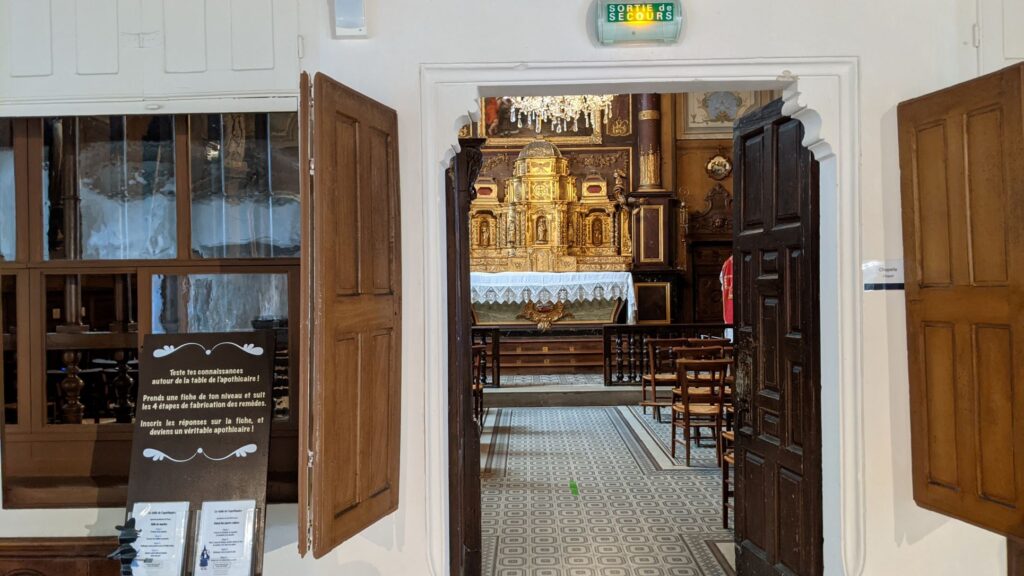 Capilla Bauge Hotel Dieu mirando hacia la capilla desde el lado del hospital con una puerta al altar