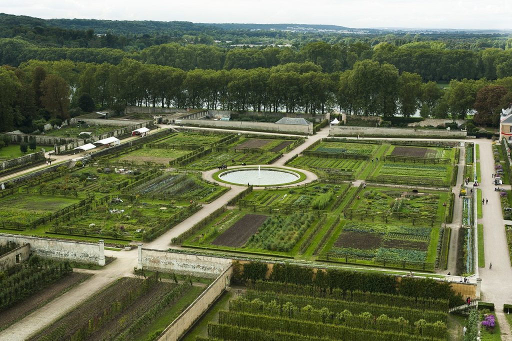 La Huerta del Rey en Versalles. Vista aérea que muestra caminos limpios que cruzan grandes parcelas de vegetales verdes