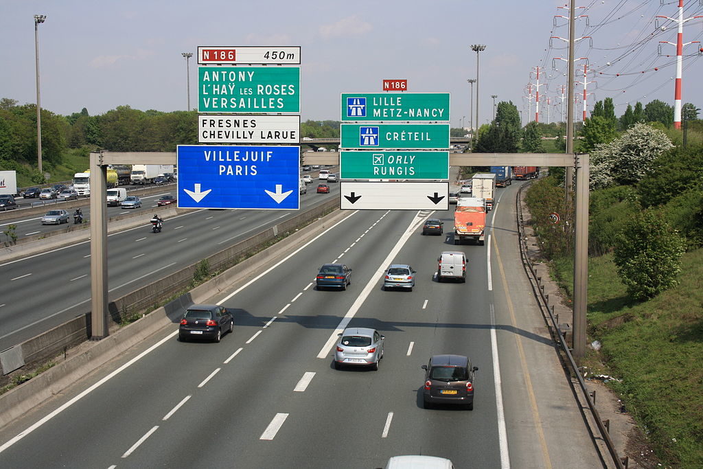 Echa un vistazo a la autopista francesa 6 con señales azules a París, Versalles y apunta al norte.