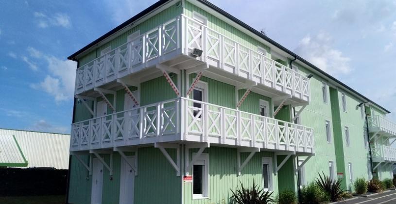 Fast Hotel Caen edificio de 3 plantas con balcones de madera