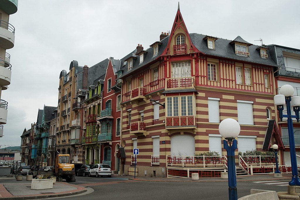 Las casas de Mers les bains cerraron los cielos verdes