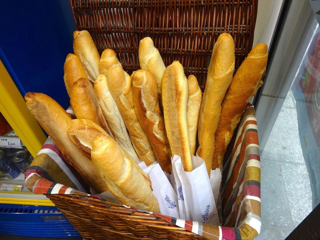 Baguettes francesas de pie en la cesta