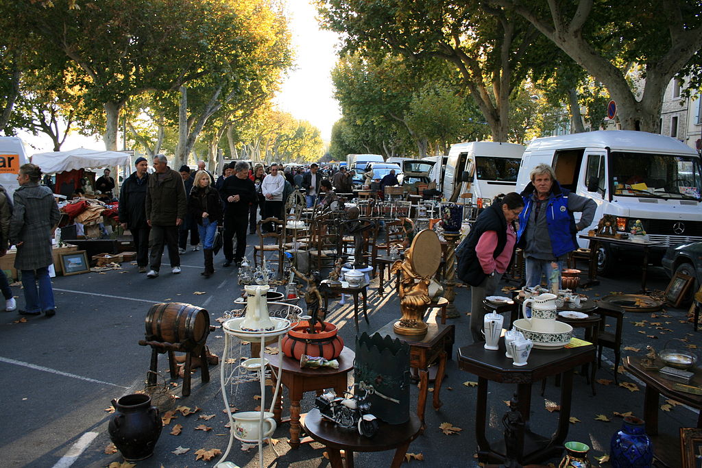 Mercado Brocante Carpentras Provence mostrando el mercadillo de otoño en las calles con puestos repletos de Bric a Brac