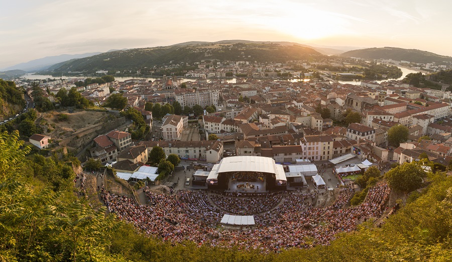 Vienne desde el aire que muestra a Jazz y Vienne en el escenario principal mientras la multitud sube colinas con el resto de Vienne detrás