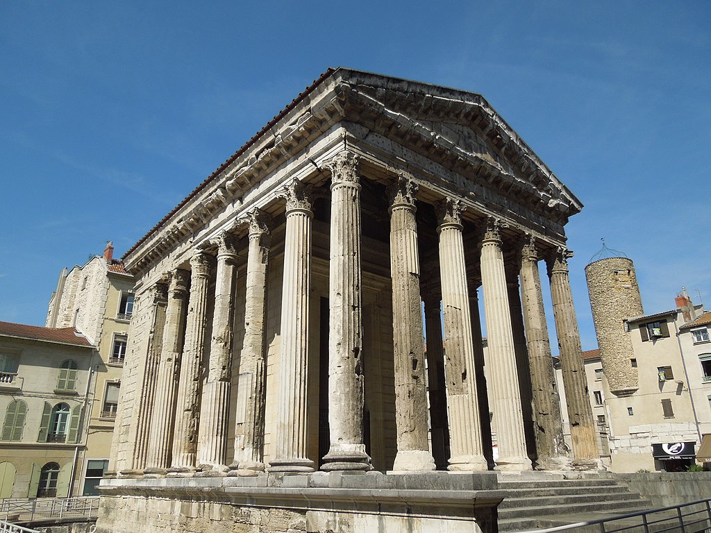 El Templo Romano de Vienne es un pequeño edificio con columnas alrededor y un techo abovedado