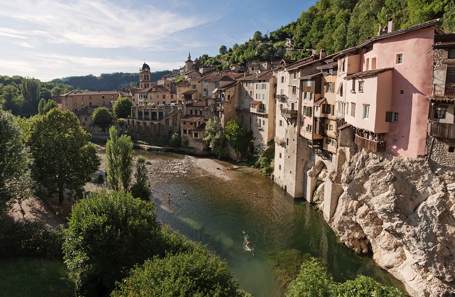 Pont-en-Royans a lo largo de la caldera en el río con bonitas casas rosadas sobre rocas sobre el agua