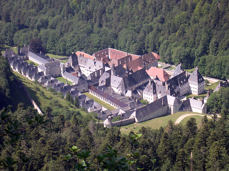 Vista aérea desde arriba del monasterio chartreuse de La Grande con un complejo de edificios con techos rojos