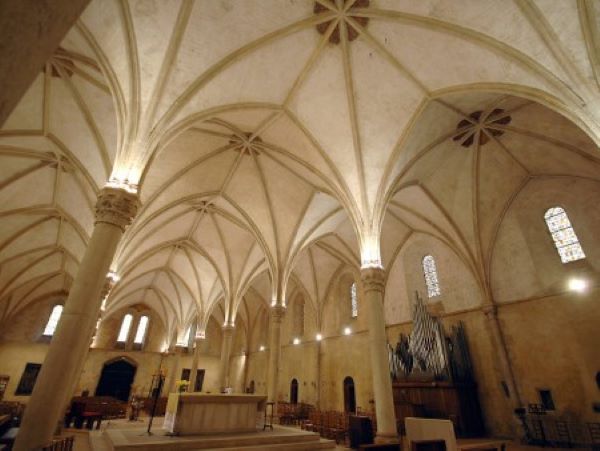 Hôtel-Dieu de Coëffort le Mans INTERIOR DE LA IGLESIA QUE MUESTRA MÚLTIPLES AGUAS TODAS EN PIEDRA