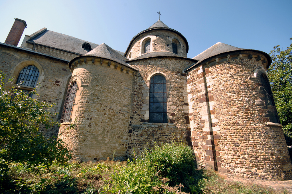 Iglesia de Notre-Dame-du-Pre en Le Mans afuera. Una torre redonda de piedra y tejado de pizarra