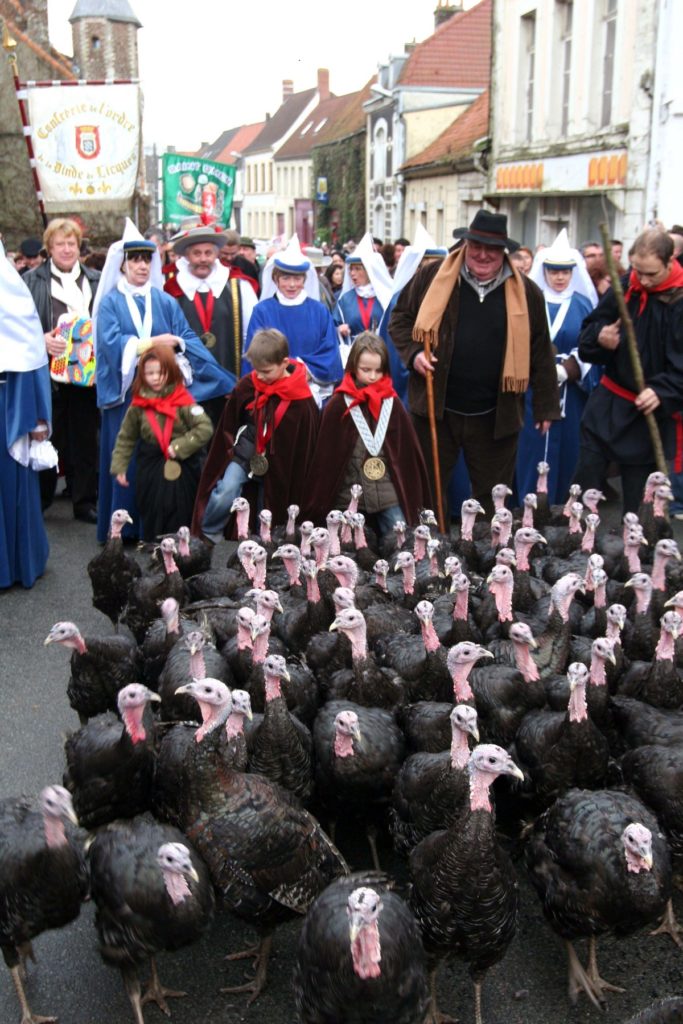 Desfile de pavos Licques con pavos negros conducidos por las calles por personas disfrazadas