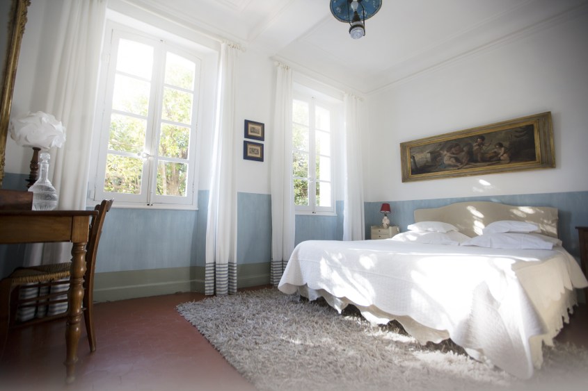 La Bastide en Antibes dormitorio en azules y blancos 