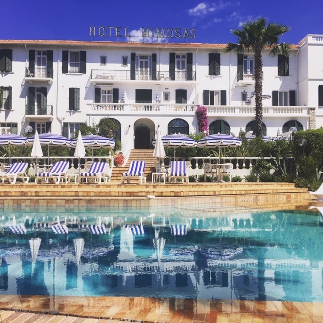 Hotel des Mimosas Piscina en frente y atractivo gran hotel blanco de 3 pisos detrás