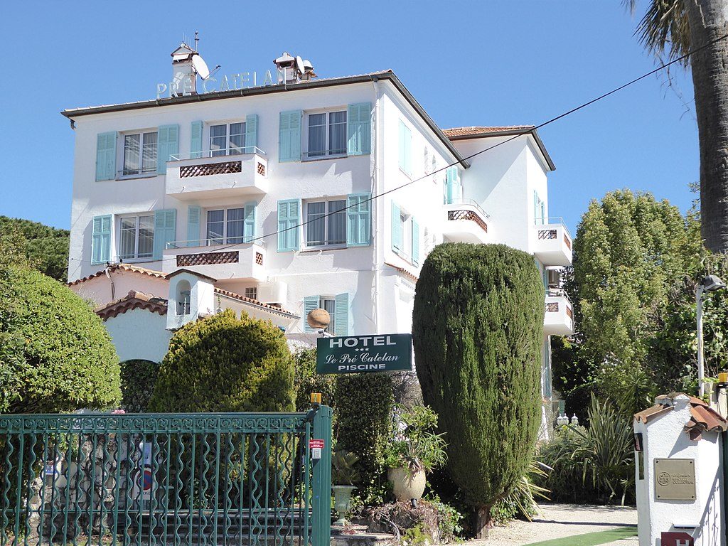 Le Pre Catalan Juan les Pins hotel blanco de 3 plantas con jardín delante 