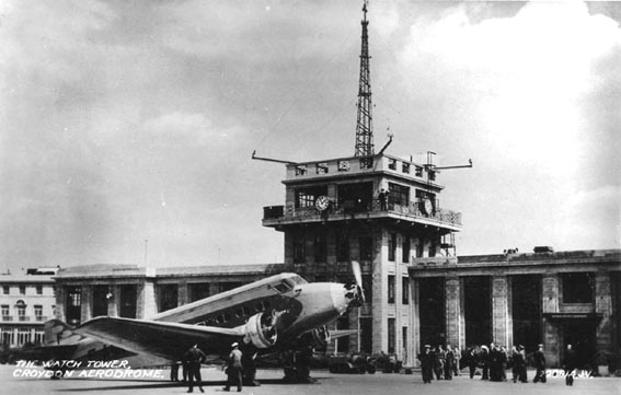 Postal en blanco y negro del aeródromo de Croydon en 1936 que muestra aviones de pasajeros frente a la torre principal de comunicaciones