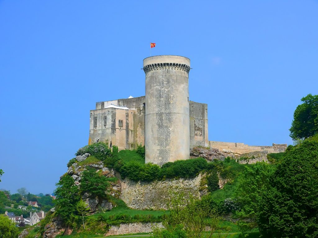 Castillo de Guillermo de la Conquista en Falaise, Normandía, con una torre redonda de piedra y un contrafuerte cuadrado sobre una gran roca