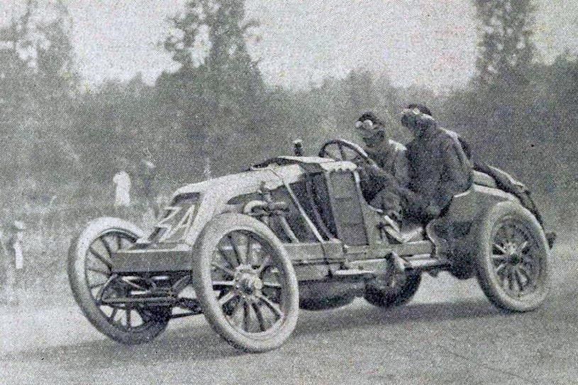 vieja foto en blanco y negro de Ferenc Szisz en su auto y copiloto en la primera carrera de Le Mans 1906