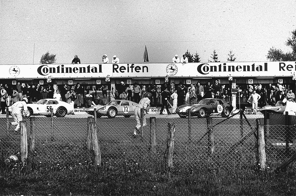 La carrera de Le Mans comenzó en 1965 con los pilotos corriendo por la carretera para subirse a sus coches.