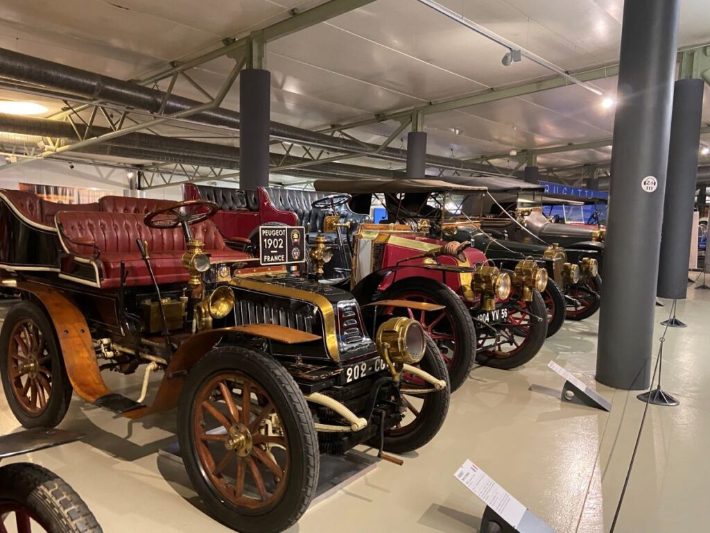 Coches antiguos en el museo del automóvil de 24 horas de Le Mans