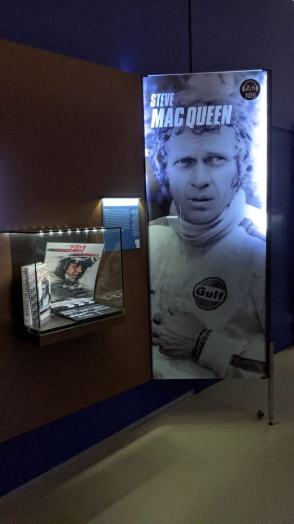 Una gran columna en el Salón de la Fama de Le Mans que muestra a Steve McQueen