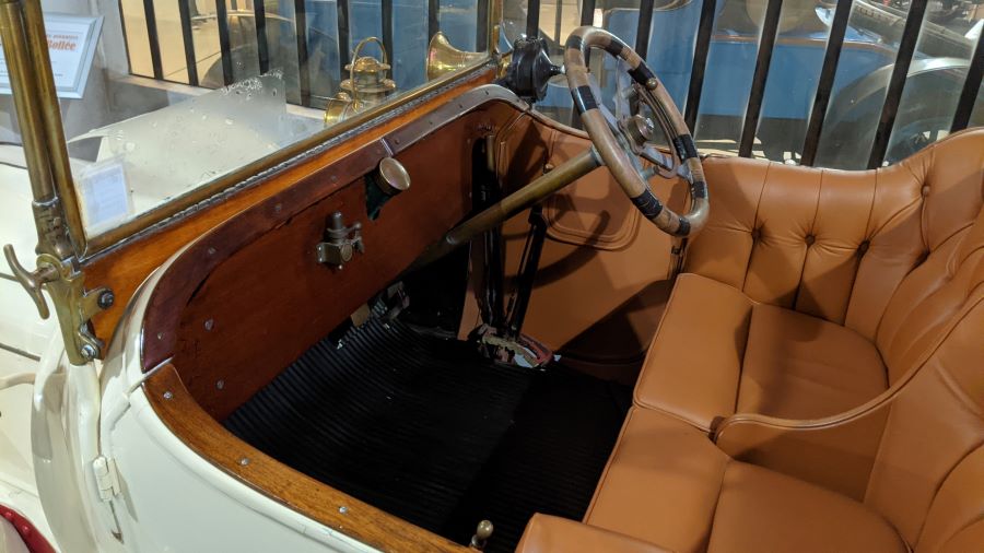 Leon Bolle Torpedo de 1912 que muestra un interior de cuero de lujo y un volante antiguo en el museo de Le Mans