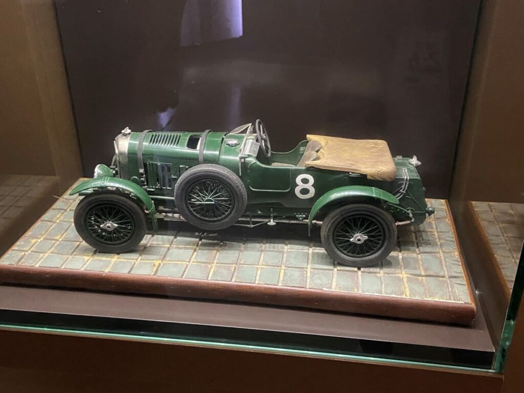 Maqueta del museo del automóvil Bentley en Le Mans. cerradura entley, antigua con el número 8 en el lateral