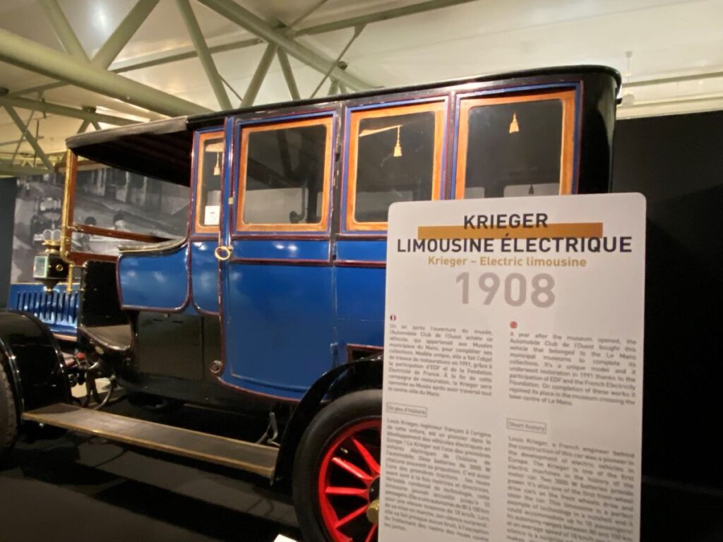 Coche azul grande, coche eléctrico Krieger de 1908 con explicación delante