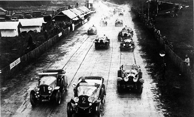 Vista desde arriba del comienzo de Le Mans 1923 con diferentes autos y el número 8: el Bentley