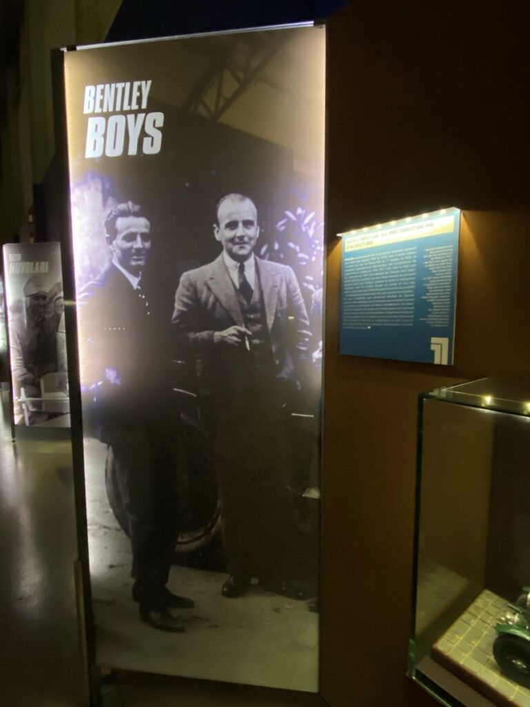 Un stand que exhibe a los BentleyBoys en el museo de Le Mans