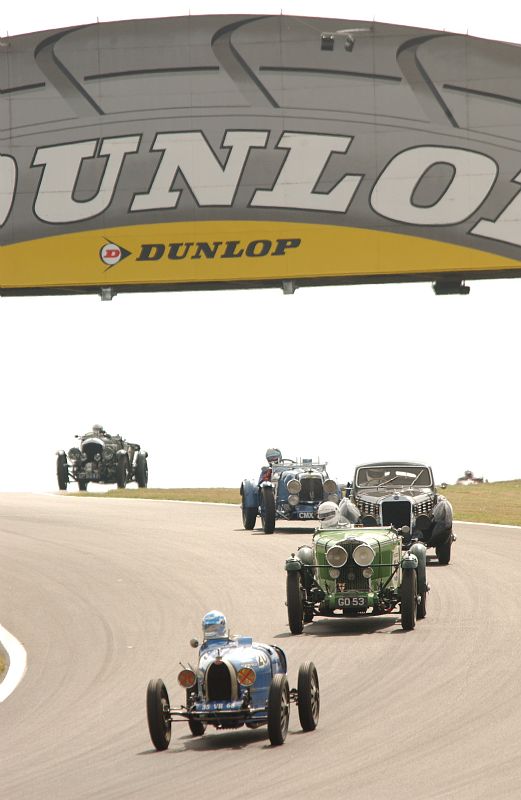 Coches antiguos en las carreras clásicas de Le Mans