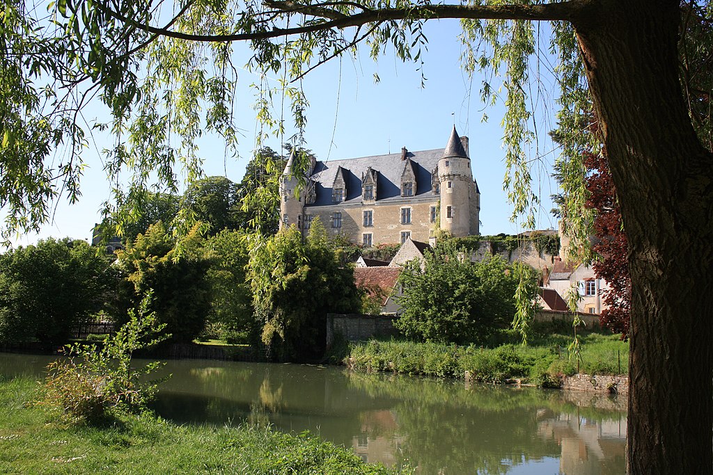 Chateau Montrésor en la orilla opuesta con el lago al frente. Un elegante castillo renacentista de piedra con un techo empinado y pequeñas torres